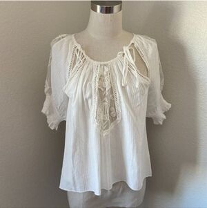 Women’s Urban Outfitters White Embroidered Peasant Top Size Small